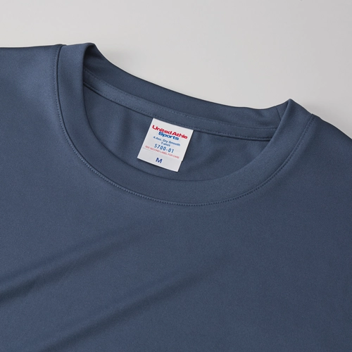 United Athle　4.4オンス ドライスムースリサイクルポリエステルTシャツ 首もとは共生地仕様、強度を上げるためのコバステッチ仕上げ