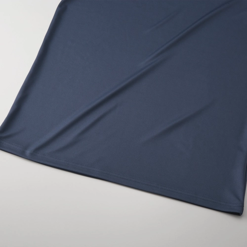United Athle　4.4オンス ドライスムースリサイクルポリエステルTシャツ 裾口は2本針始末、オーバーロック始末後に2本針始末を施しているため、堅牢な仕上がり
